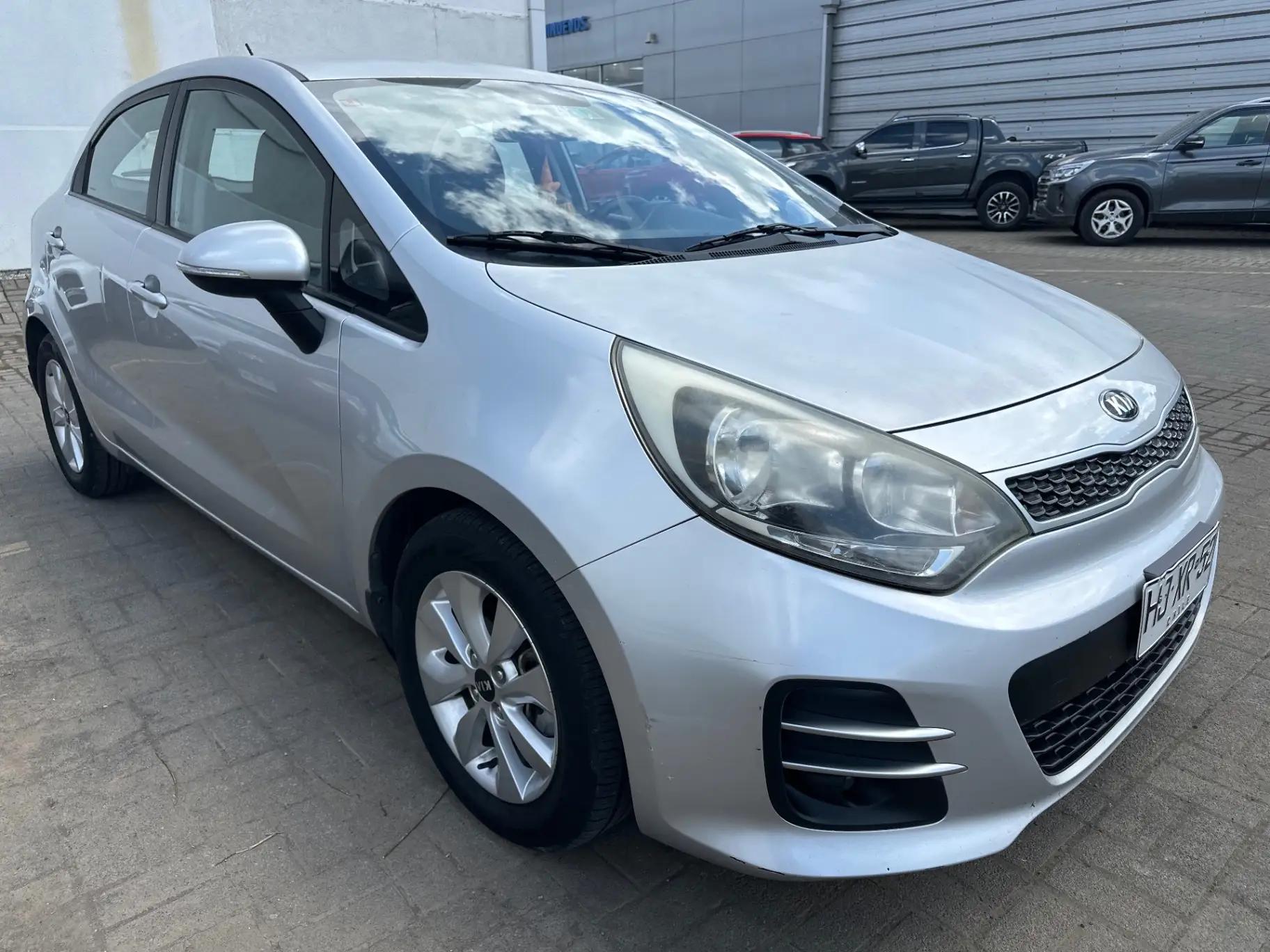 Automovil Kia Rio 5