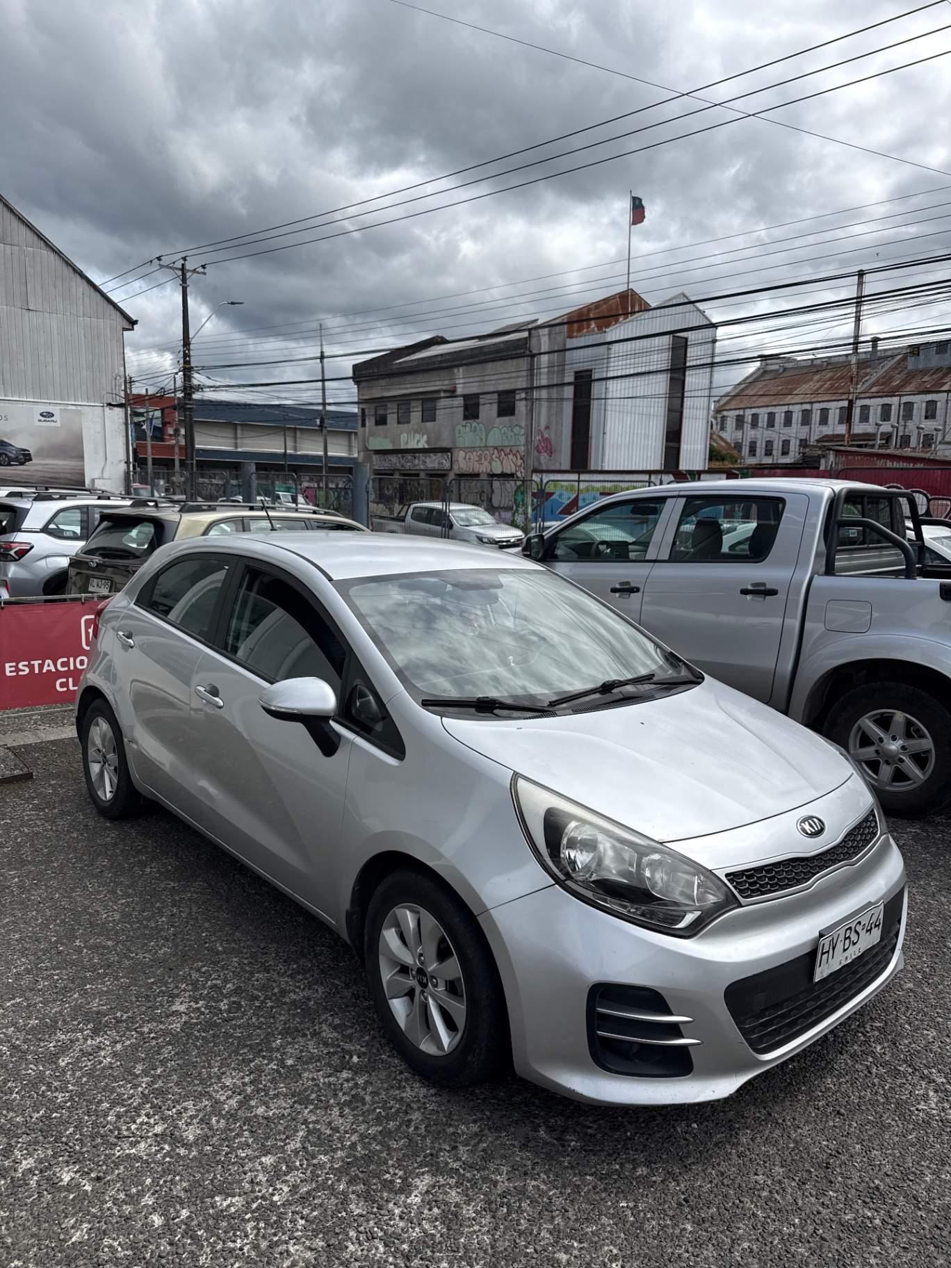 Automovil Kia Rio 5