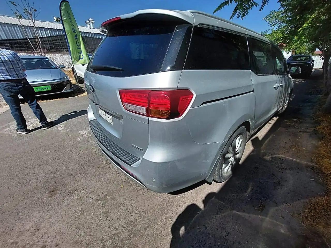 Station Wagon Kia Grand Carnival