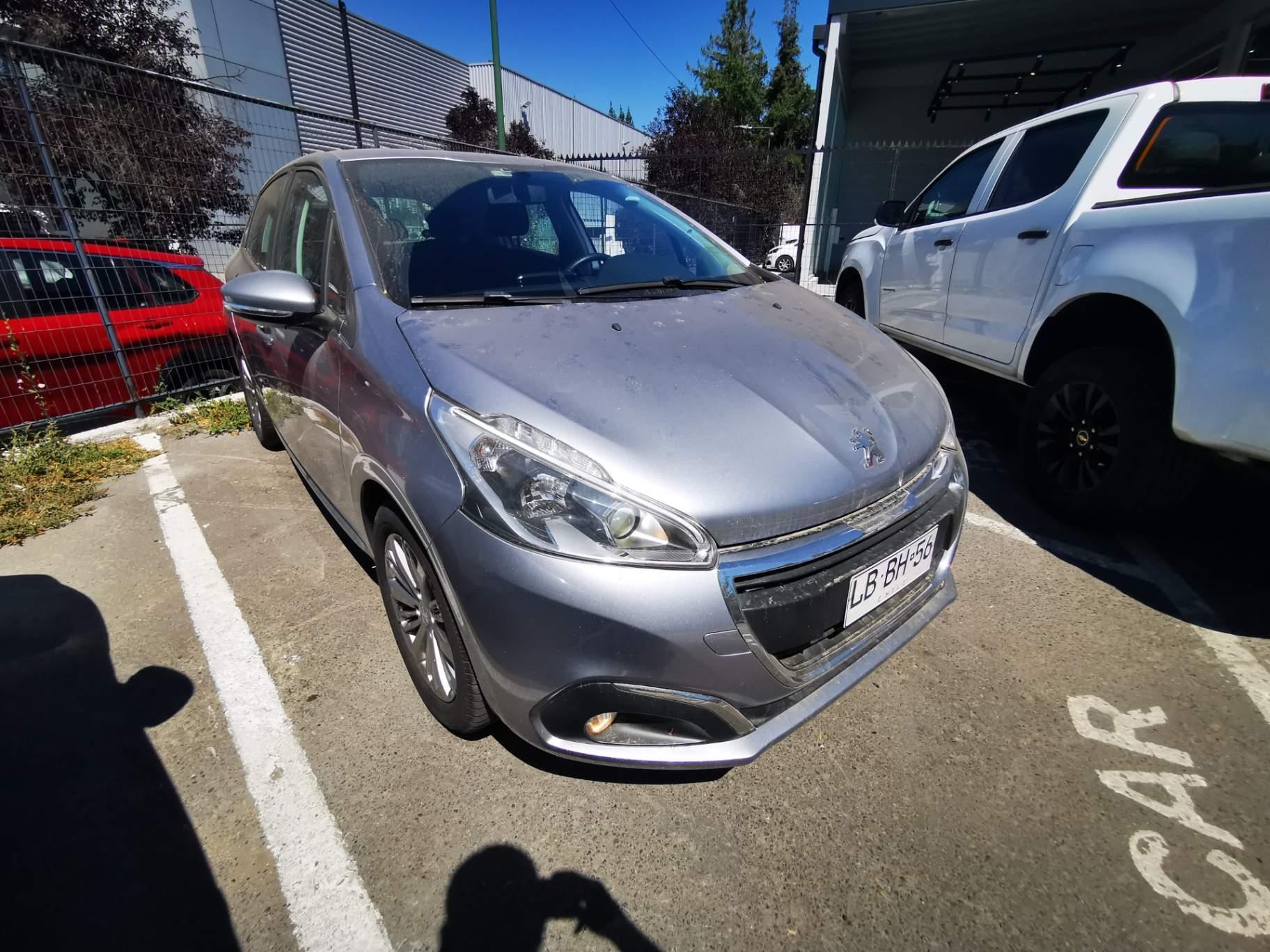 Automovil Peugeot 208