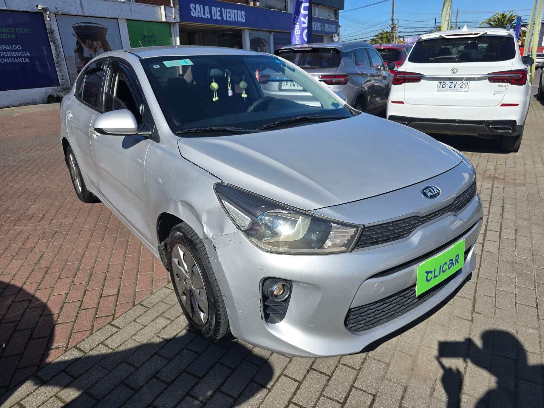 Automovil Kia Rio4