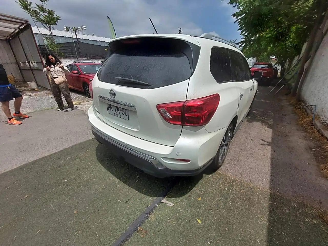 Station Wagon Nissan Pathfinder