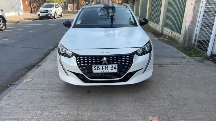 Automovil Peugeot 208