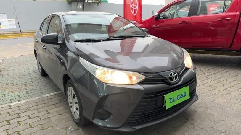 Sedan Toyota Yaris
